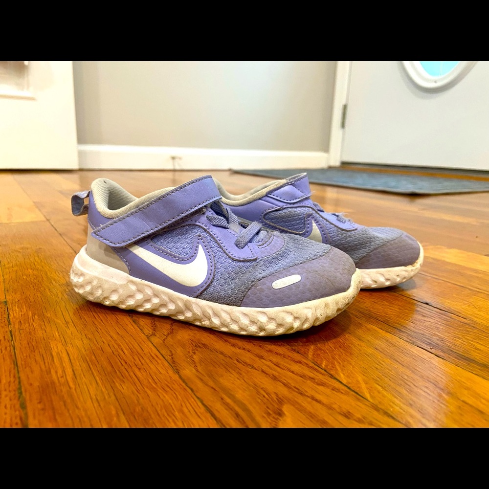 Nike sneakers toddler girl size 9C lavender and white used good condition